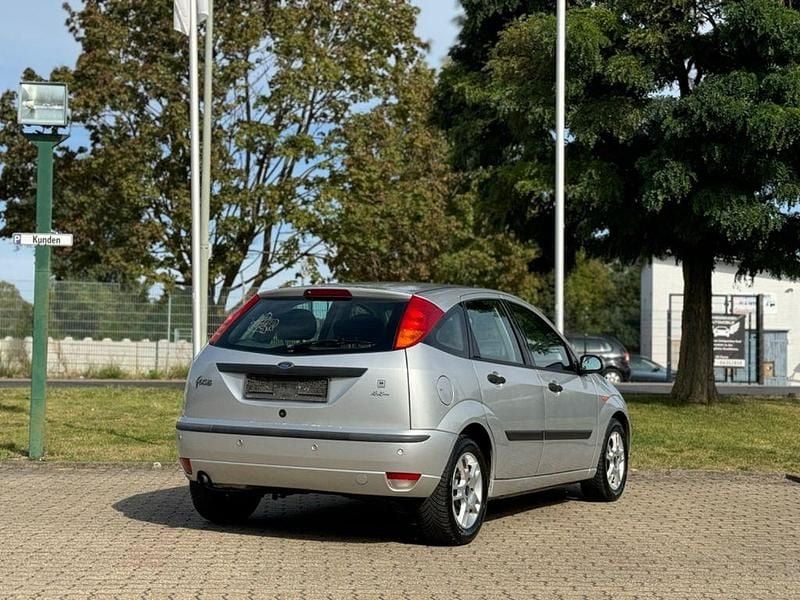 Gebraucht Ford Focus Trend 101 PS (74 kW) 2004 Silber Limousine