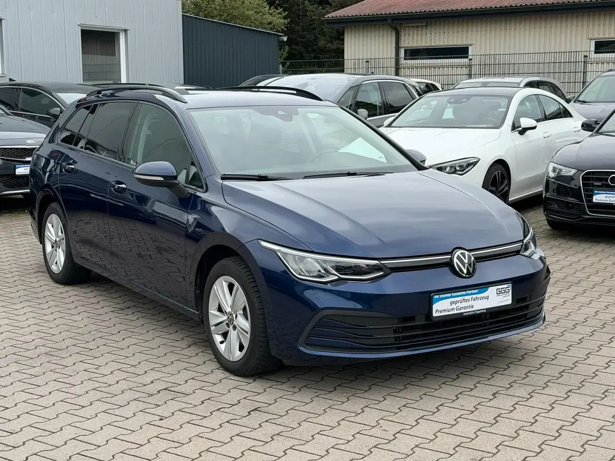 Gebraucht VW Golf VIII Life 150 PS (110 kW) 2022 Atlantik blue metallic Kombi