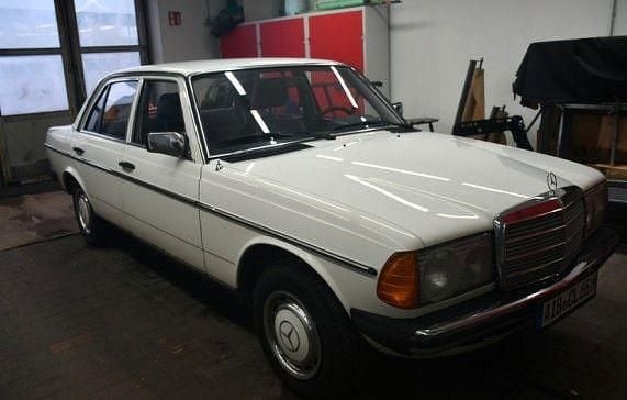 Weiß Gebraucht 1981 Mercedes 200 Limousine | 8.500 € - Bild 1/4