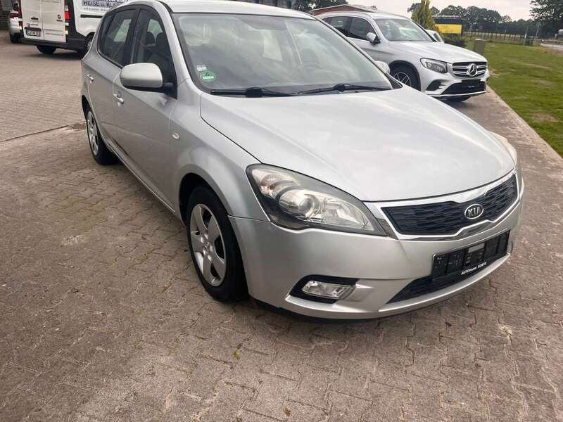 Kirunasilber met. Gebraucht 2012 Kia Ceed Kleinwagen | 5.200 € (Fairer Preis) - Bild 1/4