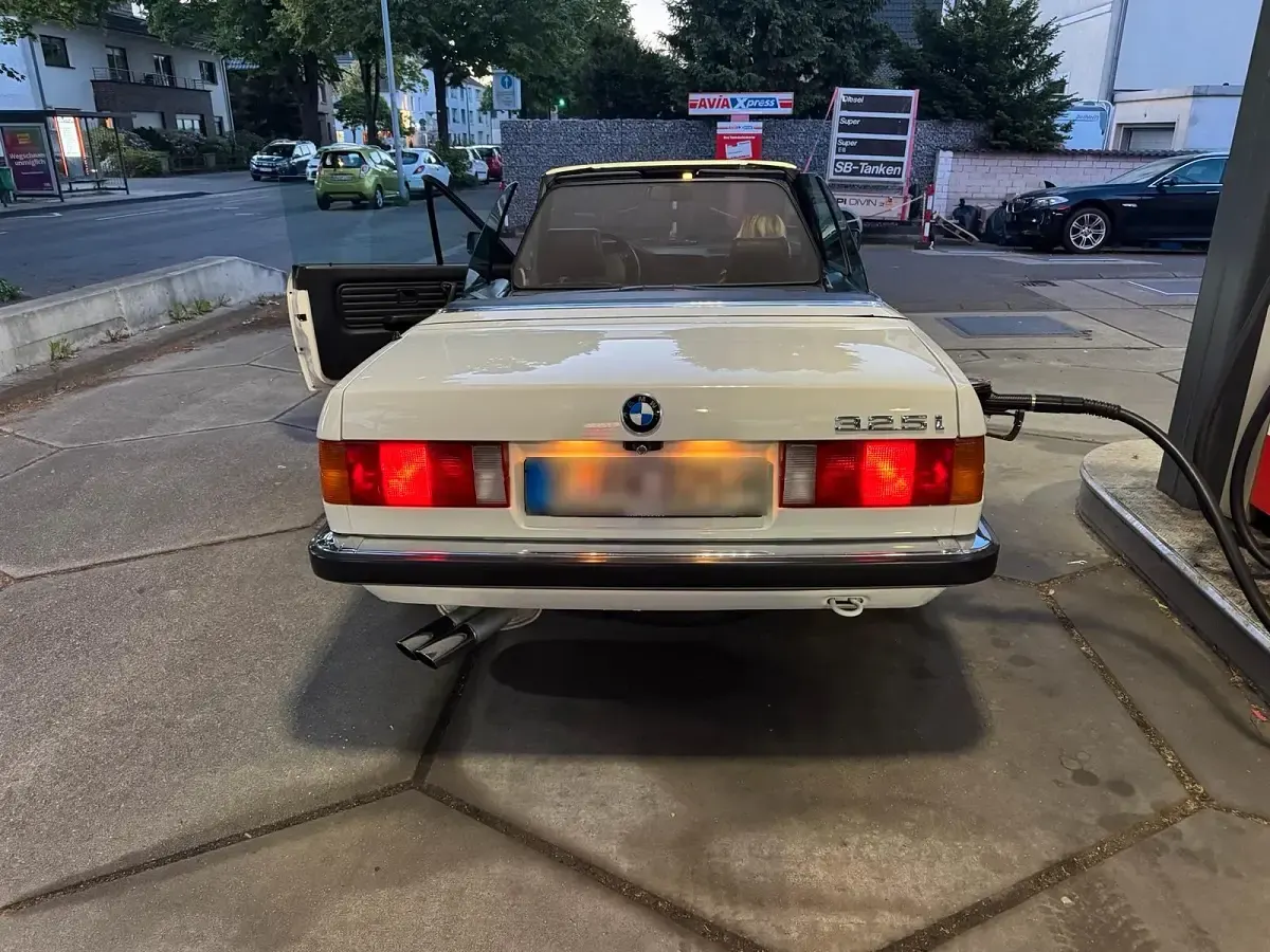 Gebraucht BMW 325 Cabriolet 170 PS (125 kW) 1987 Weiß Cabrio