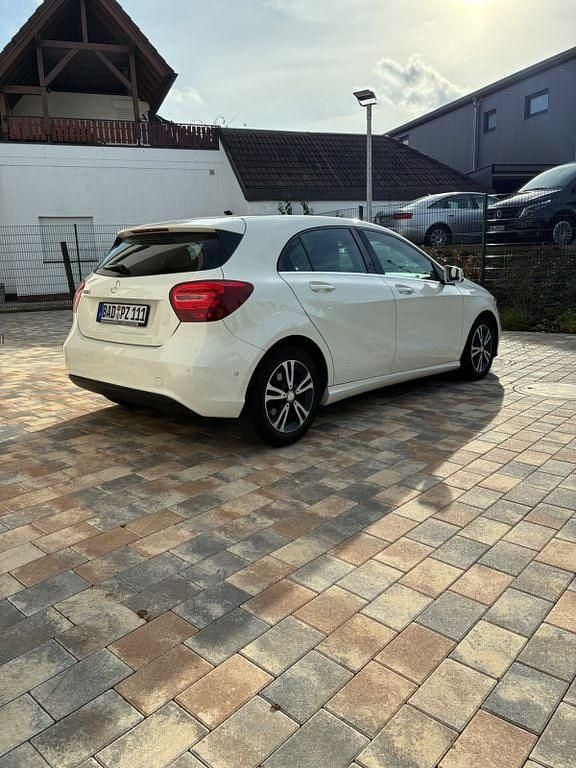 Gebraucht Mercedes A180 122 PS (89 kW) 2016 Weiß Limousine