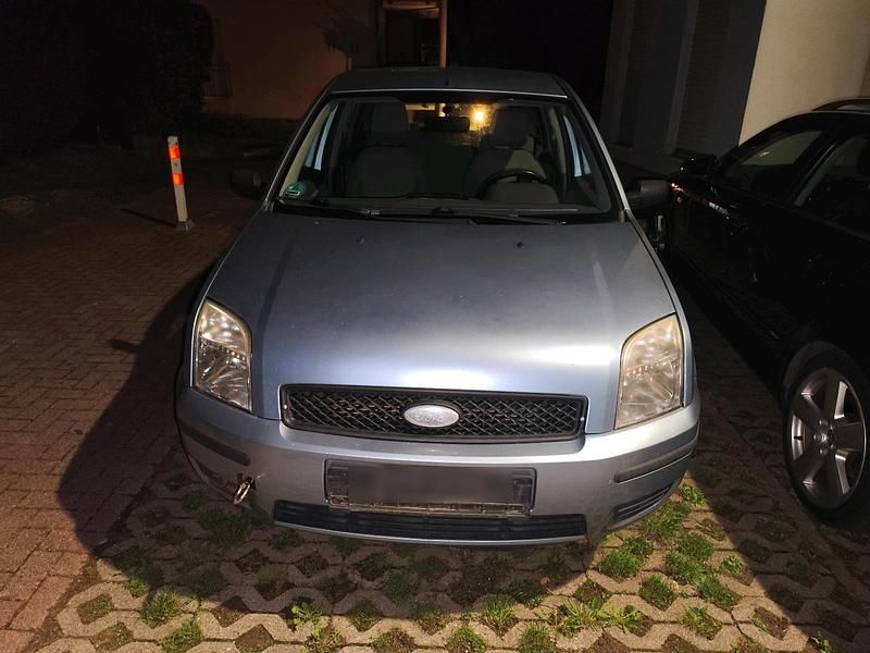 Grau Gebraucht 2005 Ford Fusion Limousine | 1.700 € (Etwas zu teuer) - Bild 1/4