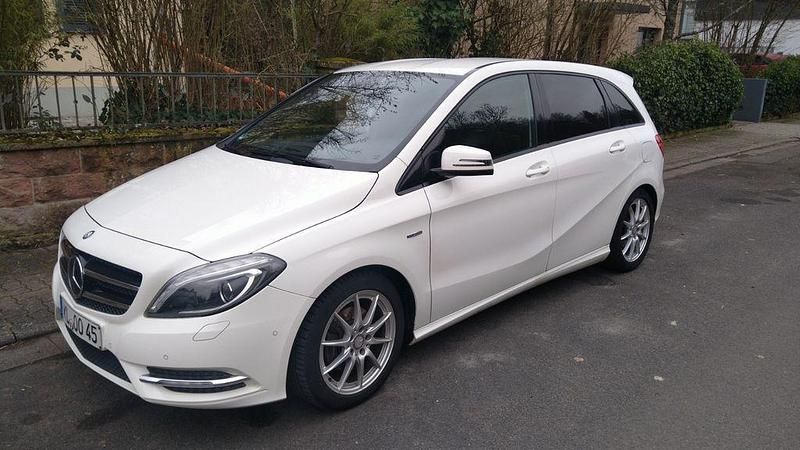 Gebraucht Mercedes B200 Edition 1 156 PS (114 kW) 2012 Weiß Van / Kleinbus