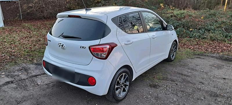 Gebraucht Hyundai i10 69 PS (50 kW) 2017 Weiß Kleinwagen