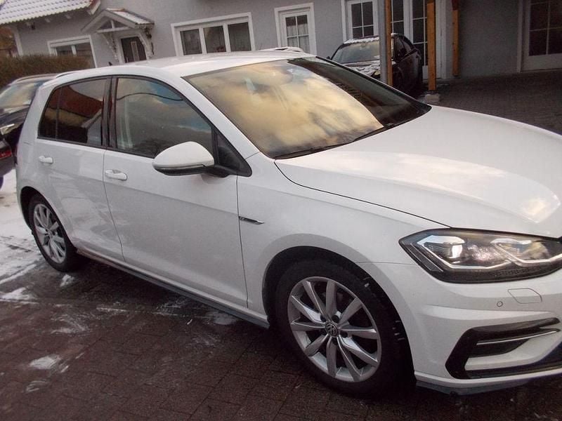 Pure white Gebraucht 2018 VW Golf VII Highline Limousine | 16.500 € (Fairer Preis) - Bild 1/4