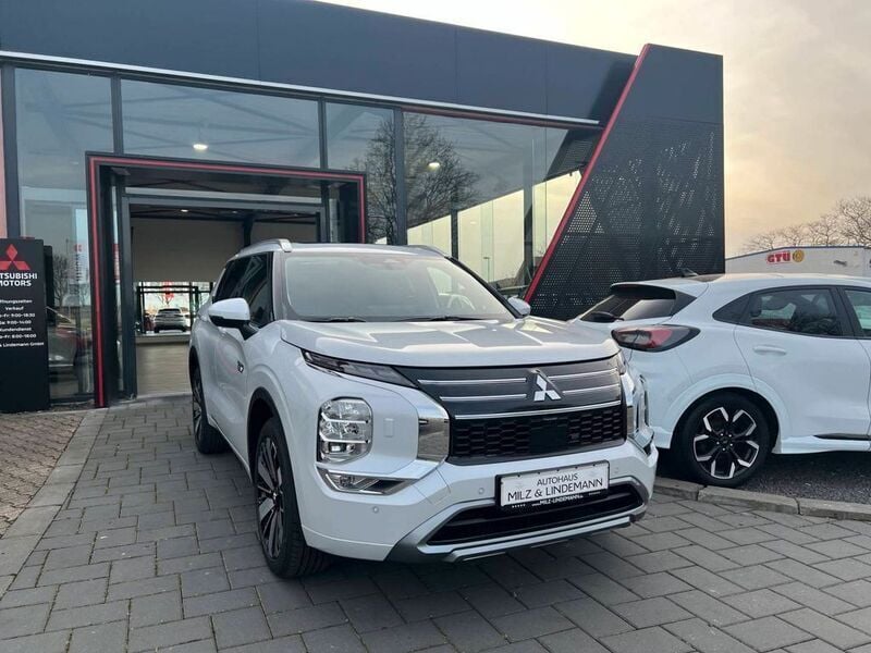 Weiß Gebraucht 2025 Mitsubishi Outlander P-HEV Top SUV | 54.900 € - Bild 1/4