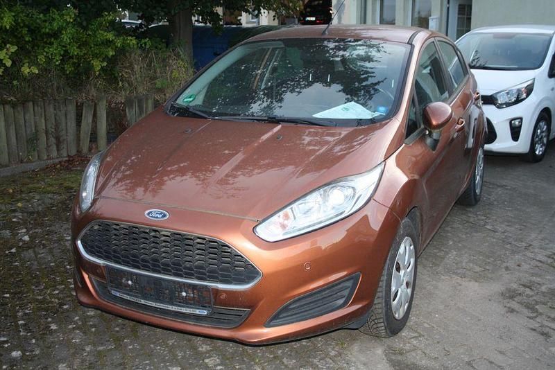 Braun Gebraucht 2016 Ford Fiesta Trend Kleinwagen | 6.895 € (Fairer Preis) - Bild 1/4