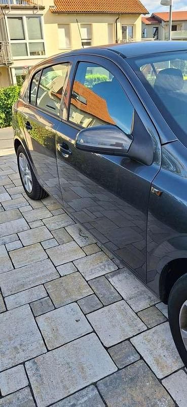 Grau Gebraucht 2009 Opel Astra Selection Limousine | 4.500 € (Teuer) - Bild 1/4