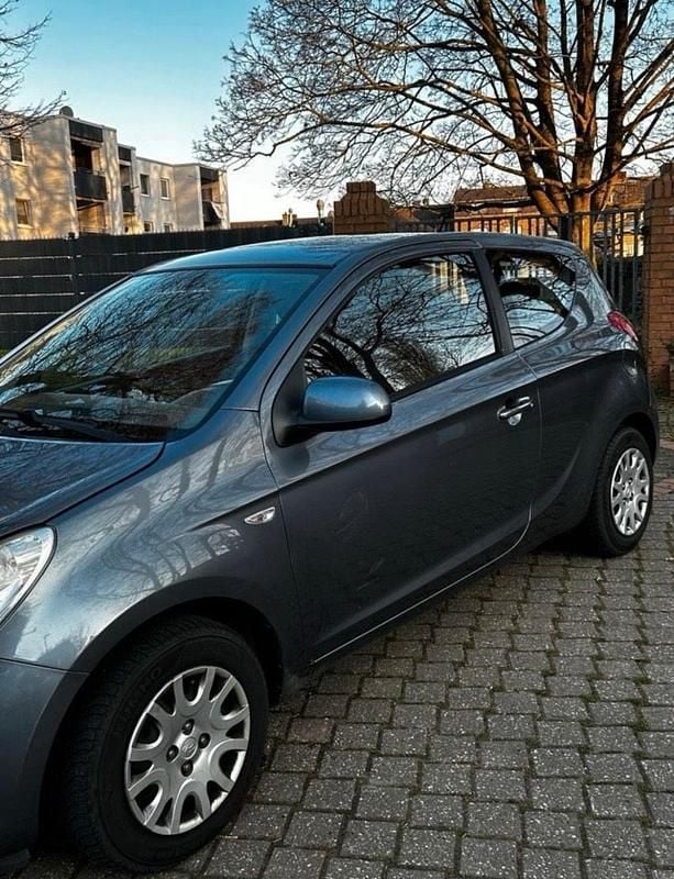 Gebraucht Hyundai i20 74 PS (54 kW) 2010 Grau Kleinwagen