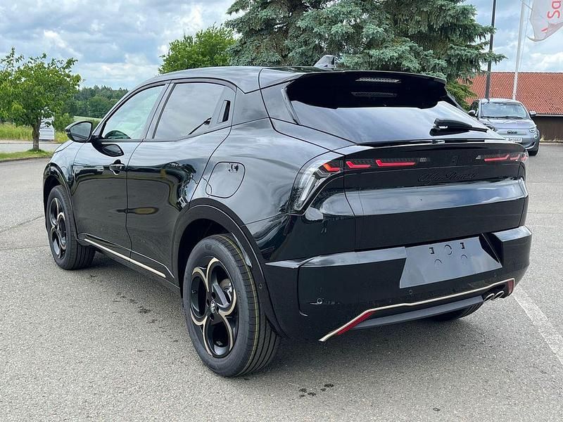 Neu Alfa Romeo Junior 145 PS (106 kW) 2026 Schwarz SUV