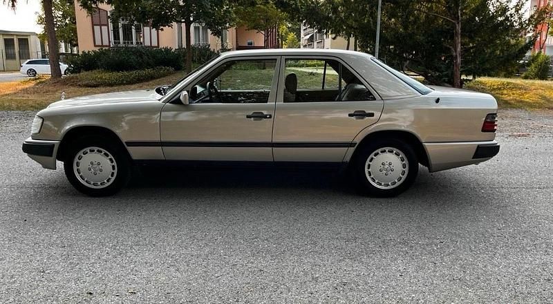 Gebraucht Mercedes E230 132 PS (97 kW) 1989 Andere farben Limousine