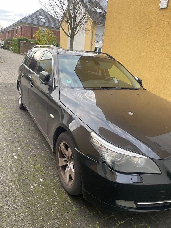 Gebraucht BMW 525 Lifestyle 197 PS (144 kW) 2010 Schwarz Kombi