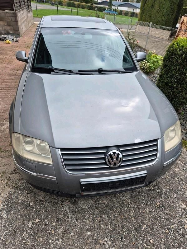 Grau Gebraucht 2002 VW Passat Highline Limousine | 2.000 € (Superpreis) - Bild 1/4
