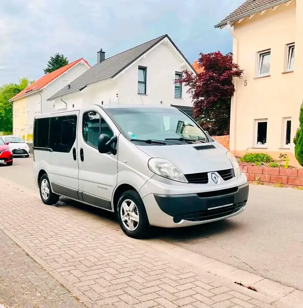 Gebraucht Renault Trafic 115 PS (84 kW) 2014 Silber Van / Kleinbus