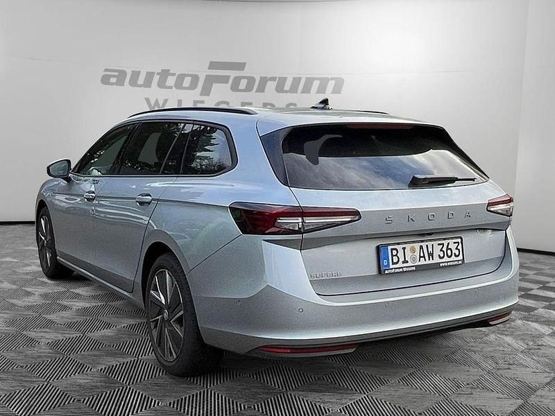 Gebraucht Skoda Superb Selection 150 PS (110 kW) 2024 Pebble silber metallic Kombi