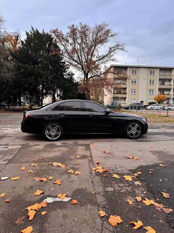 Gebraucht Mercedes E220 AMG line 194 PS (142 kW) 2017 Schwarz Limousine