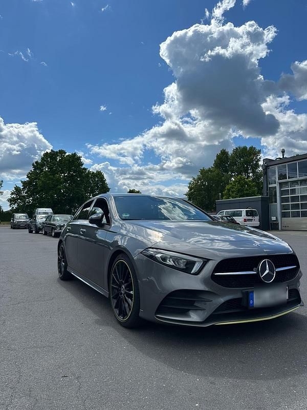 Grau Gebraucht 2018 Mercedes A250 AMG Kleinwagen | 23.999 € (Fairer Preis) - Bild 1/4