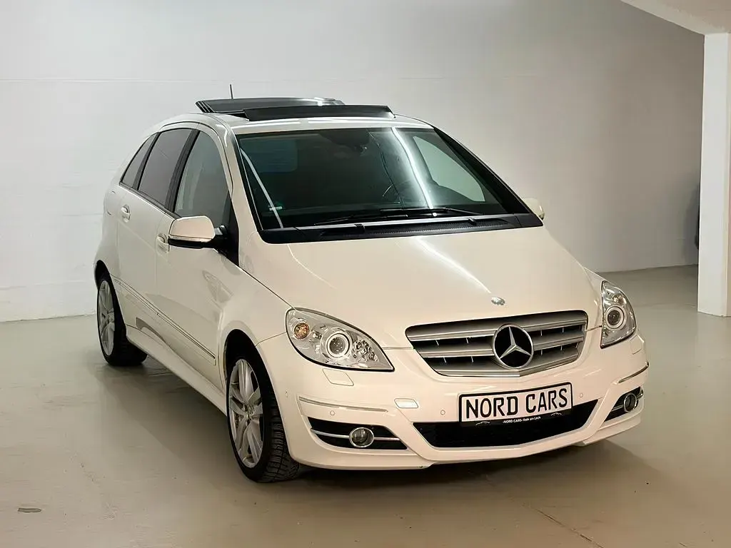 Gebraucht Mercedes B200 Sport Edition 193 PS (141 kW) 2010 Calcitweiss/zirrusweiss Van / Kleinbus