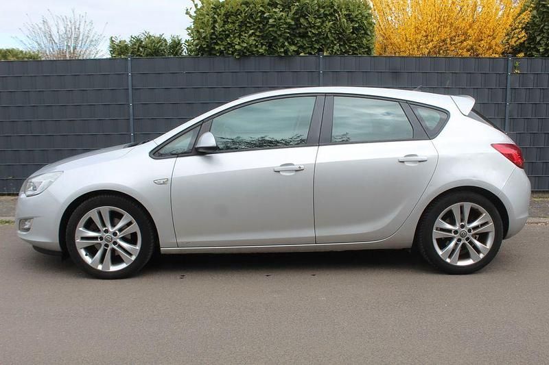 Gebraucht Opel Astra Edition 125 PS (91 kW) 2010 Silber Limousine