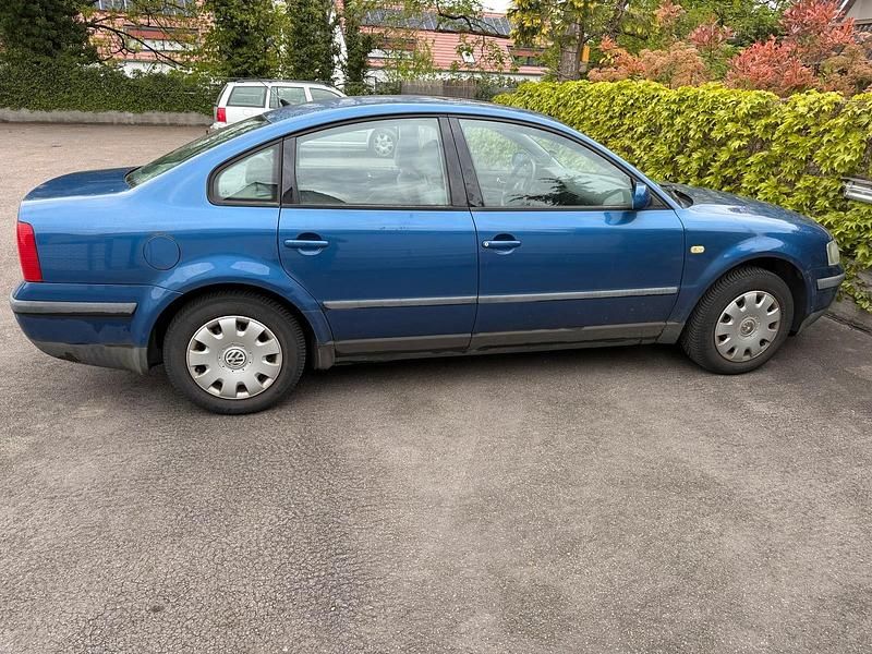 Second-hand VW Passat 101 CP (74 kW) 1999 Albastru Berlinǎ