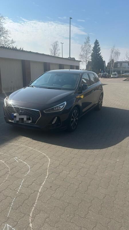 Braun Gebraucht 2017 Hyundai i30 Limousine | 9.999 € - Bild 1/4
