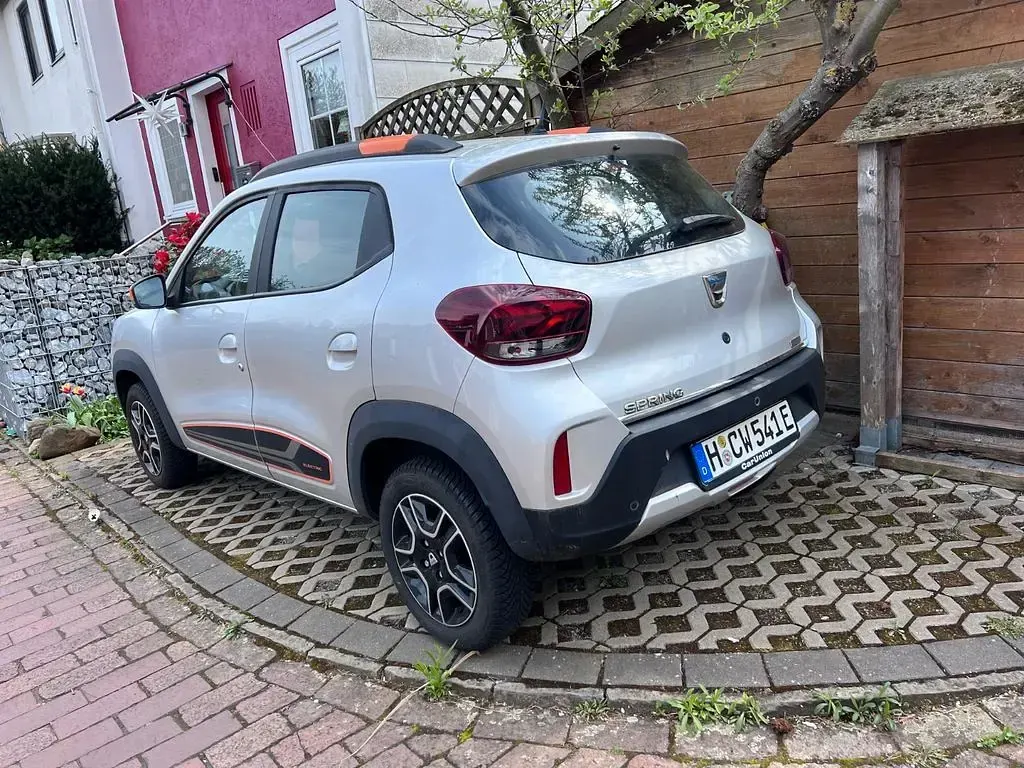 Usado Dacia Spring Comfort Plus 33 kW (45 CV) 2021 Plateado Utilitario
