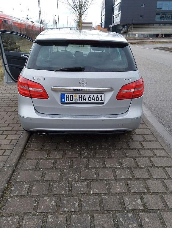 Gebraucht Mercedes B180 166 PS (122 kW) 2012 Silber Van / Kleinbus