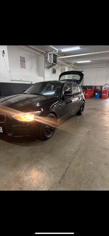 Gebraucht BMW 116 136 PS (100 kW) 2011 Schwarz Kleinwagen
