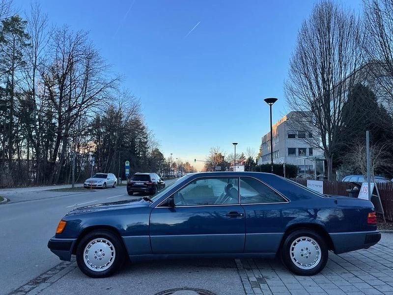 Gebraucht Mercedes E300 179 PS (131 kW) 1989 Blau Coupé