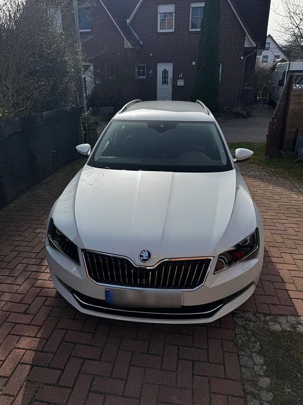 Gebraucht Skoda Superb 150 PS (110 kW) 2016 Weiß Kombi