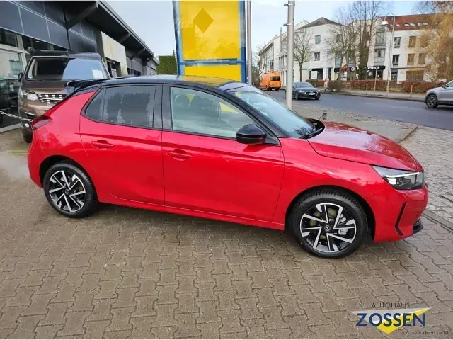 Używany Opel Corsa 101 KM (74 kW) 2026 Czerwony Sedan/Limuzyna