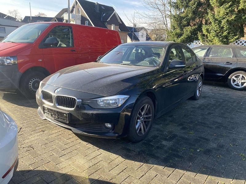 Schwarz ii Gebraucht 2013 BMW 318 Sport Line Limousine | 7.495 € (Fairer Preis) - Bild 1/4