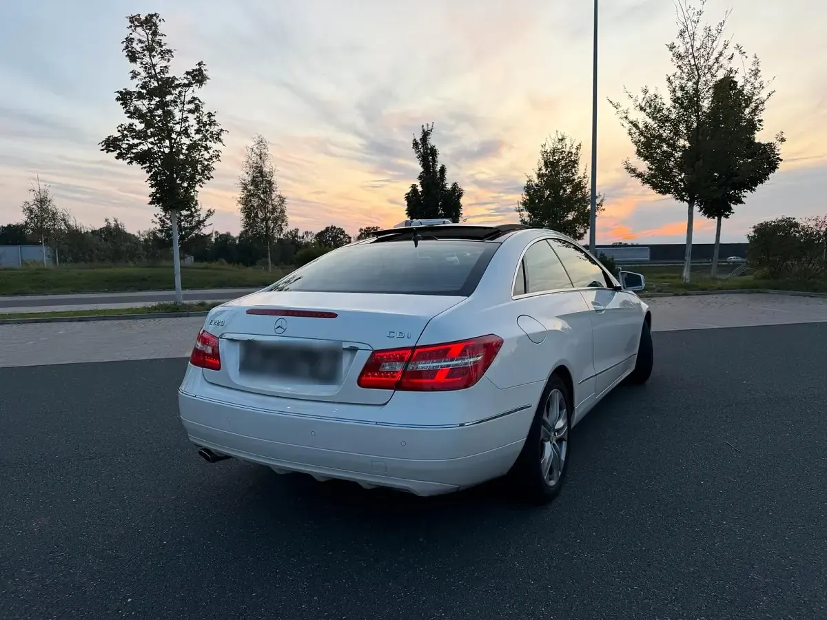 Gebraucht Mercedes E220 170 PS (125 kW) 2012 Weiß Coupé