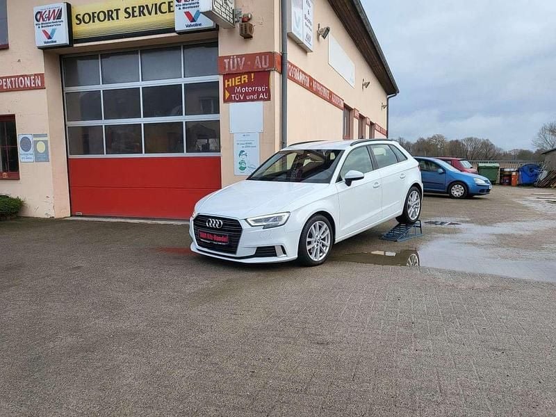 Gebraucht Audi A3 Sportback Sport 116 PS (85 kW) 2019 Weiß Kleinwagen