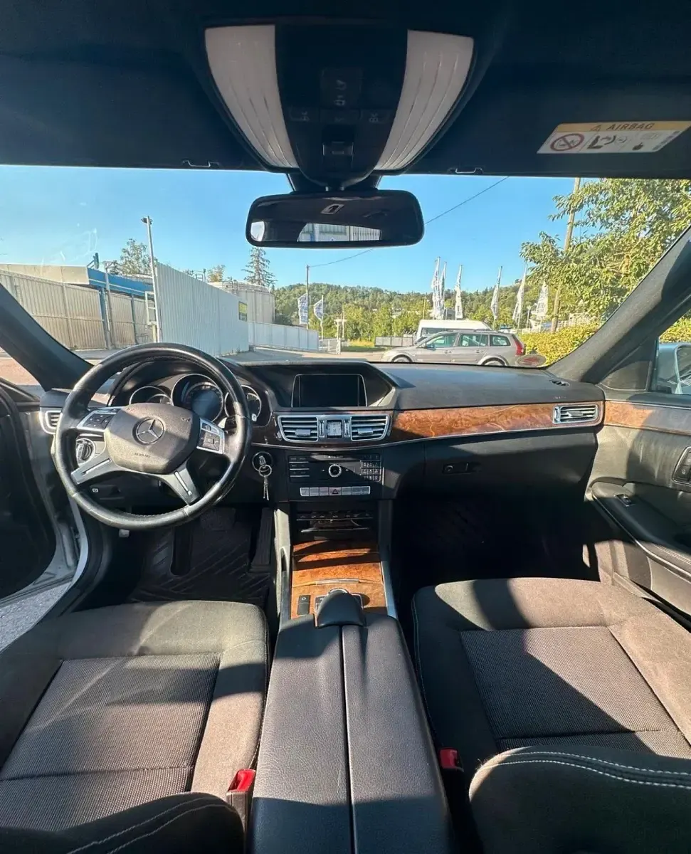 Używany Mercedes E220 170 KM (125 kW) 2015 Srebrny Kombi