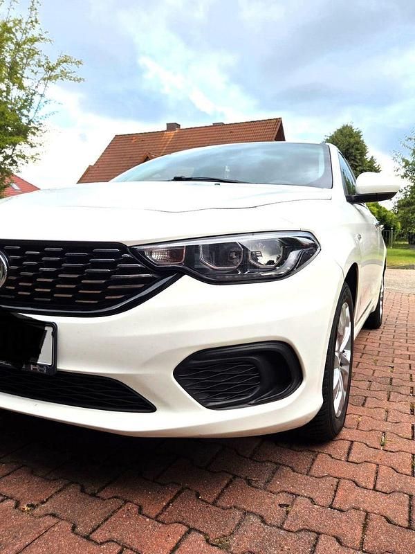 Weiß Gebraucht 2017 Fiat Tipo Easy Kleinwagen | 7.599 € (Fairer Preis) - Bild 1/4