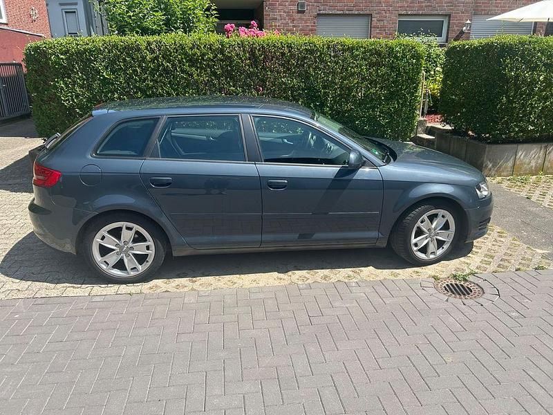 Grau Gebraucht 2009 Audi A3 Sportback Ambition Kleinwagen | 6.500 € (Fairer Preis) - Bild 1/4