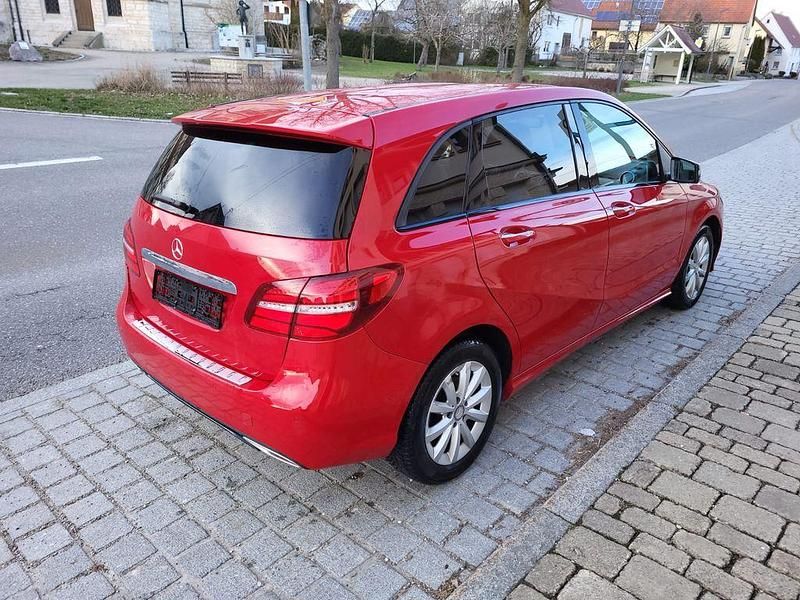 Gebraucht Mercedes B180 Urban 109 PS (80 kW) 2015 Rot Kleinwagen