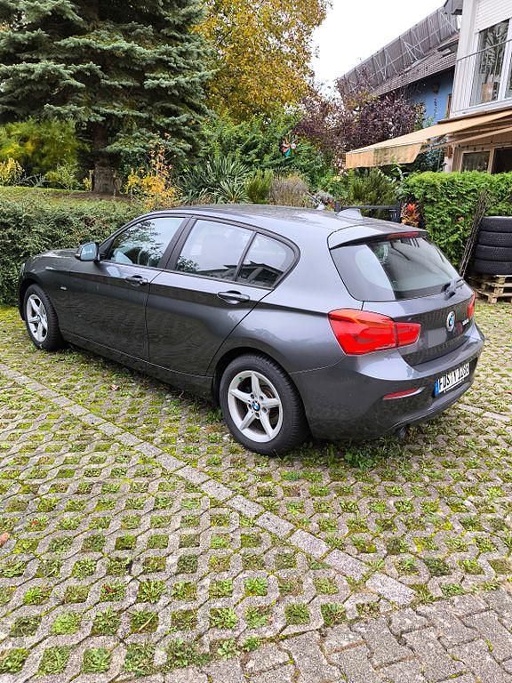 Grau Gebraucht 2018 BMW 116 Sport Line Kleinwagen | 13.950 € (Guter Preis) - Bild 1/4