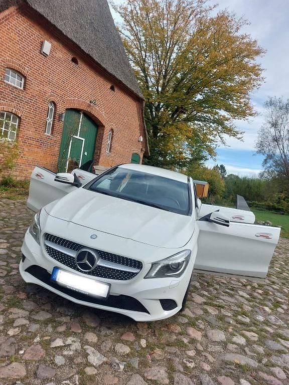 Weiß Gebraucht 2016 Mercedes CLA200 Shooting Brake Kombi | 14.400 € (Guter Preis) - Bild 1/4