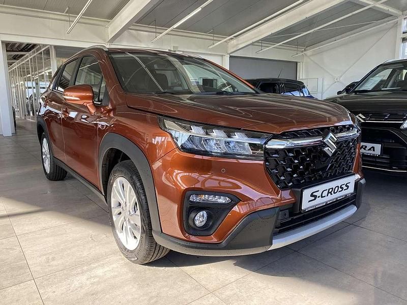 Canyon brown pearl Neu 2025 Suzuki SX4 S-Cross Comfort SUV | 31.400 € (Teuer) - Bild 1/4