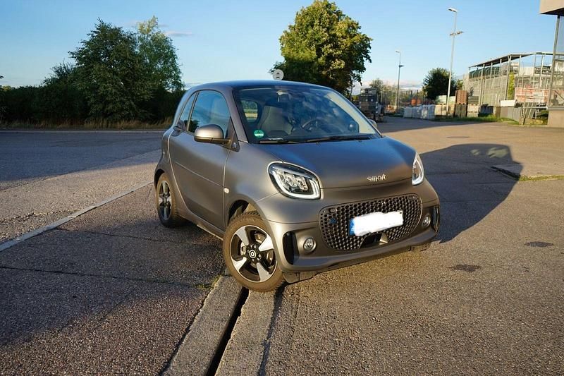 Grau Gebraucht 2022 Smart ForTwo Coupé Exclusive Kleinwagen | 13.300 € (Fairer Preis) - Bild 1/4