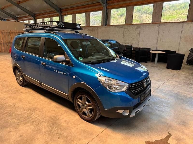 Blau Gebraucht 2019 Dacia Lodgy Stepway Van / Kleinbus | 9.900 € (Guter Preis) - Bild 1/4