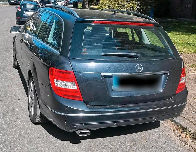 Second-hand Mercedes 220 170 CP (125 kW) 2011 Negru Berlinǎ