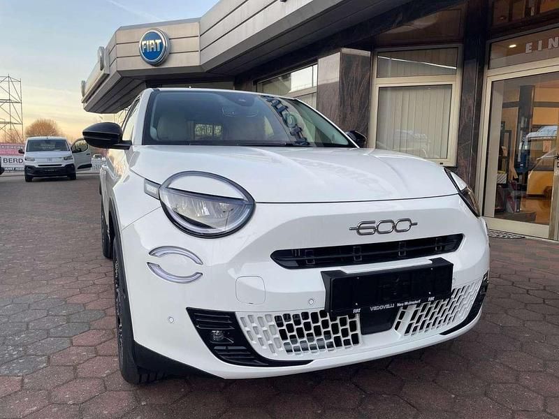 Neu Fiat 600 La Prima 101 PS (74 kW) 2025 Gelato weiß SUV