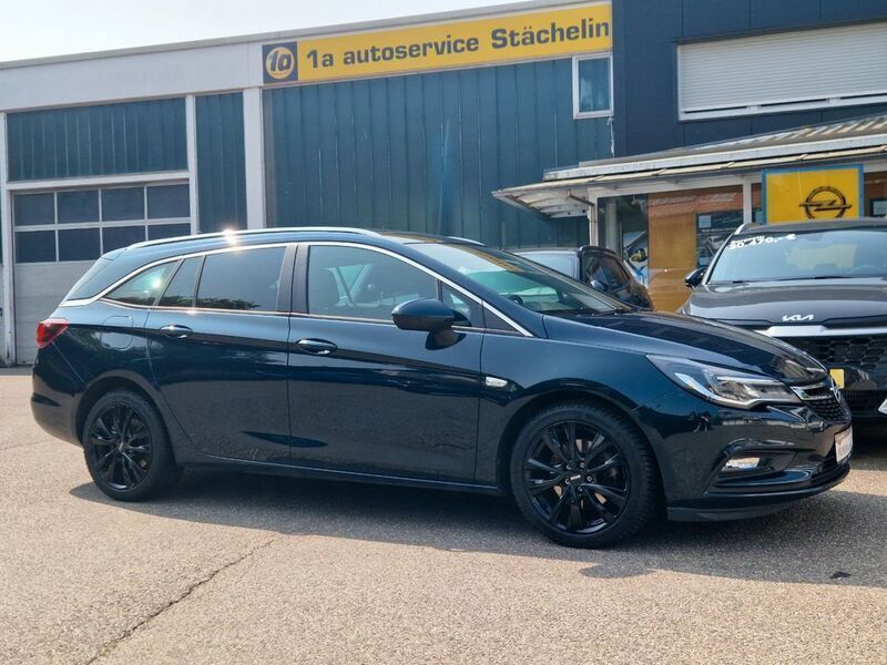 Grün Gebraucht 2017 Opel Astra Kombi | 14.480 € (Teuer) - Bild 1/4
