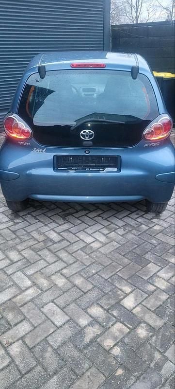 Gebraucht Toyota Aygo 69 PS (50 kW) 2011 Blau Kleinwagen
