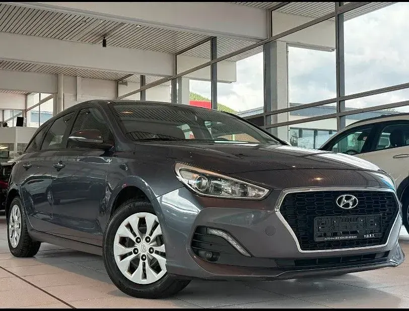 Gebraucht Hyundai i30 Select 116 PS (85 kW) 2019 Grau Kombi