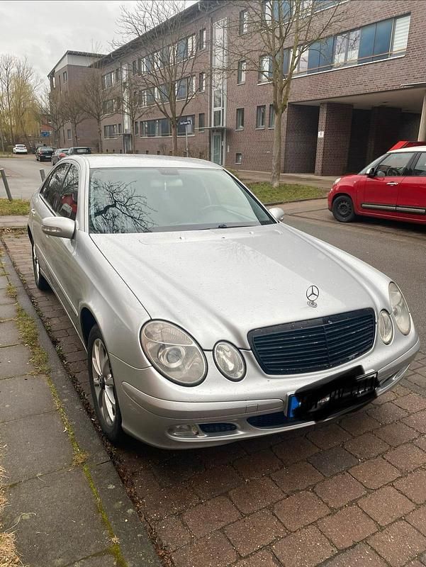 Gebraucht Mercedes E220 150 PS (110 kW) 2002 Silber Limousine